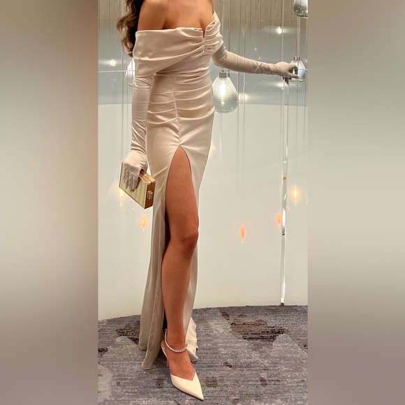 Moda Glam Ivory Gown And Gloves - Picture 3 of 7